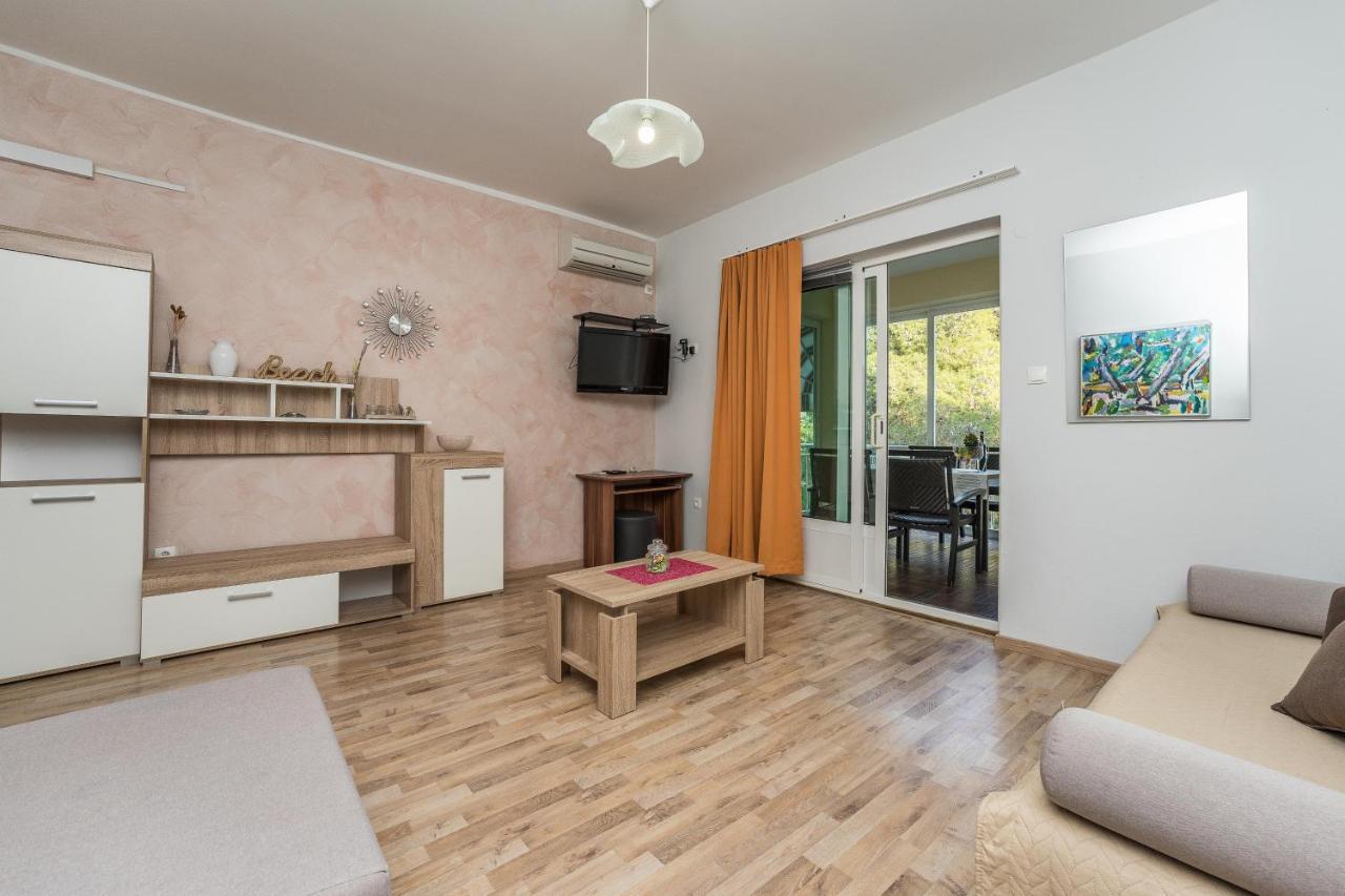 Guest House Malenica Sukošan Екстериор снимка