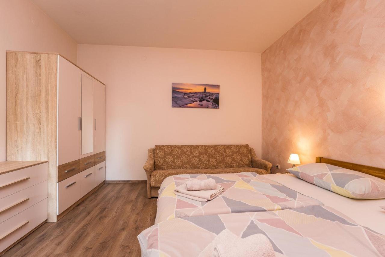 Guest House Malenica Sukošan Екстериор снимка